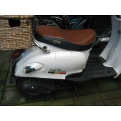 schatige snor scooter uit 2012 met een klein mandje