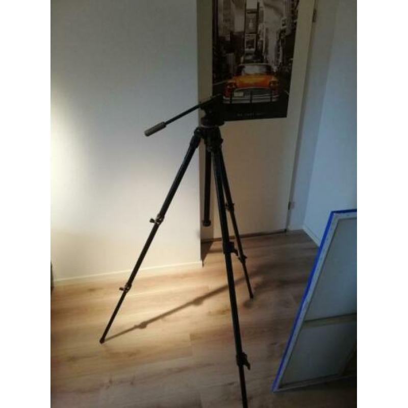 Manfrotto 144b professional tripod met model video head