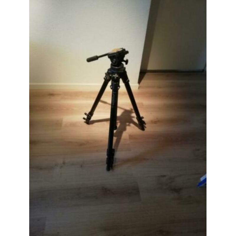 Manfrotto 144b professional tripod met model video head