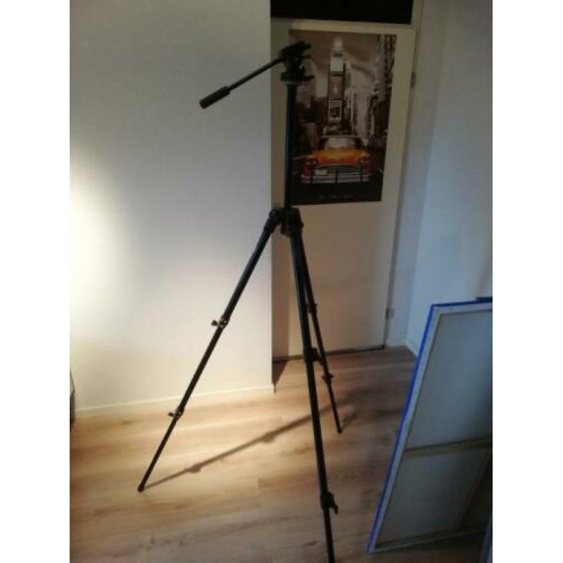 Manfrotto 144b professional tripod met model video head