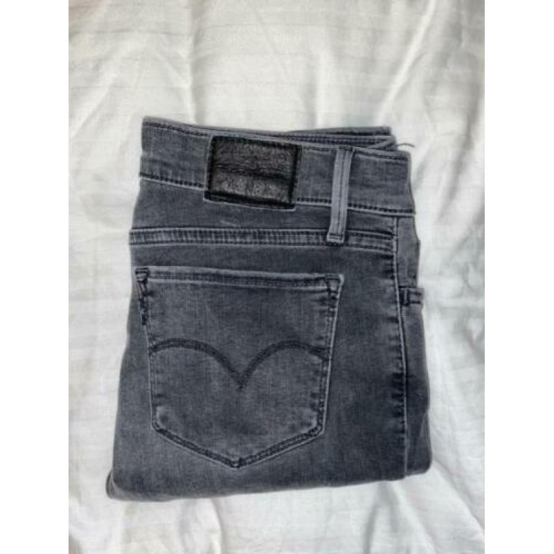 Levi’s 710 super skinny maat 27