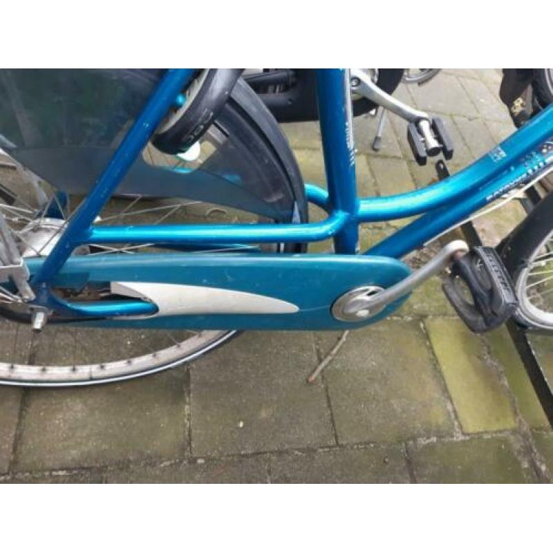 Blauwe damesfiets Batavus moet opgeknapt worden