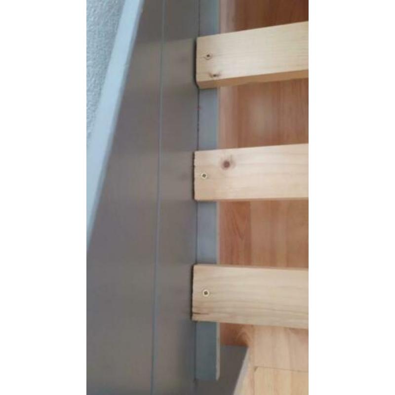 Peuterbed van hout met houten hang/leg kast