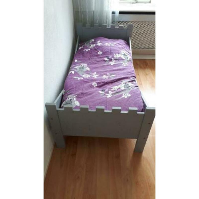 Peuterbed van hout met houten hang/leg kast