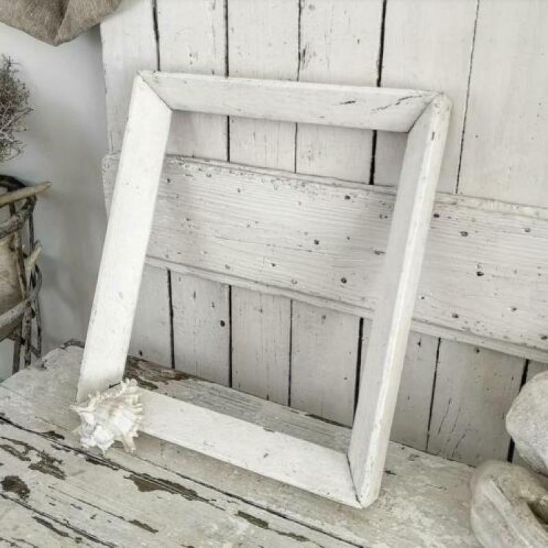 Oude shabby wit houten lijst