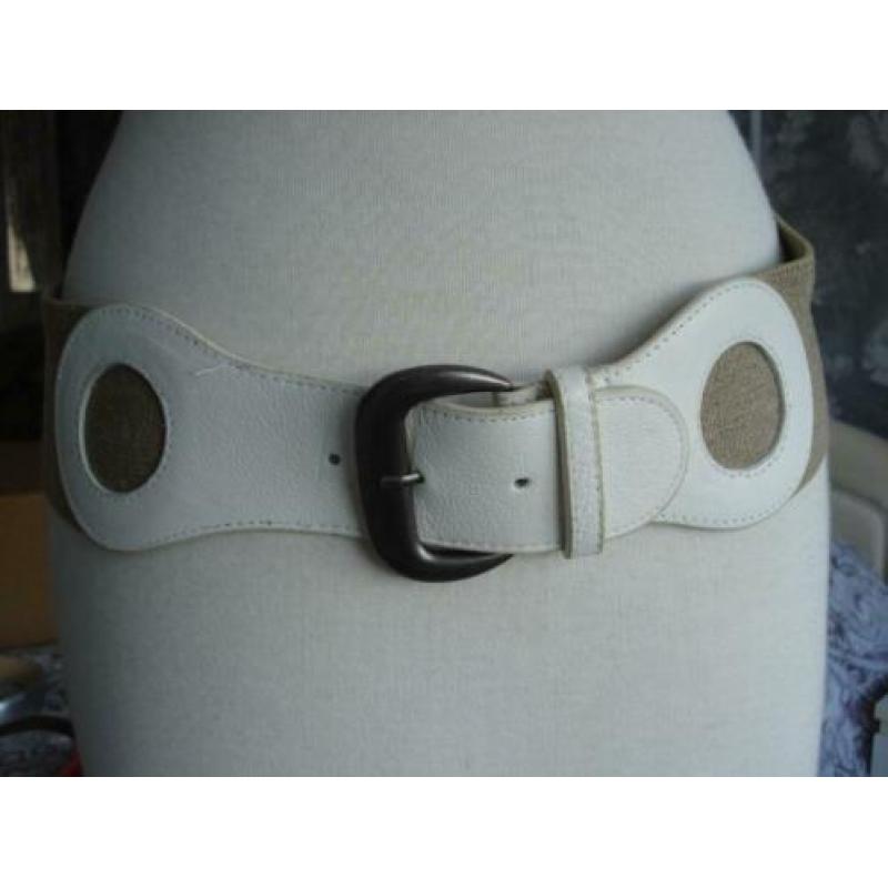 Beige/witte riem van 8 cm br en 80 cm lang aangeboden