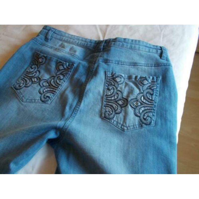 10 dames jeans en een leuke jurk en gratis wandelbroek