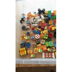 Partij lego duplo, heel divers met 12 poppetjes en 8 dieren