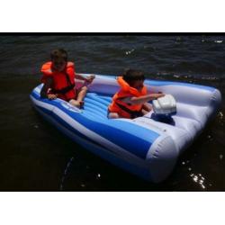 leuke rubberboot met motor op batterijen