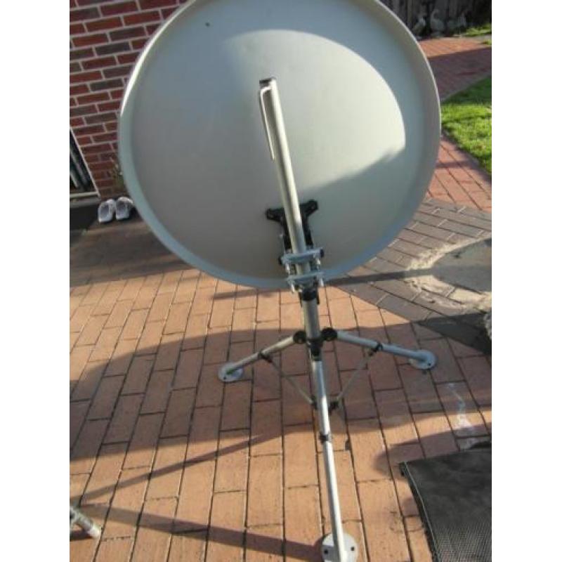 schotelantenne 85 cm met standaard ,Kop en sat finder en ext