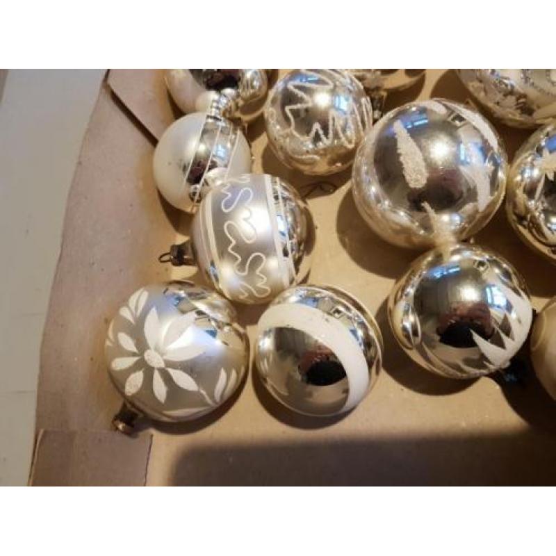 12 oude glazen kerstballen zilver