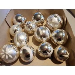 12 oude glazen kerstballen zilver