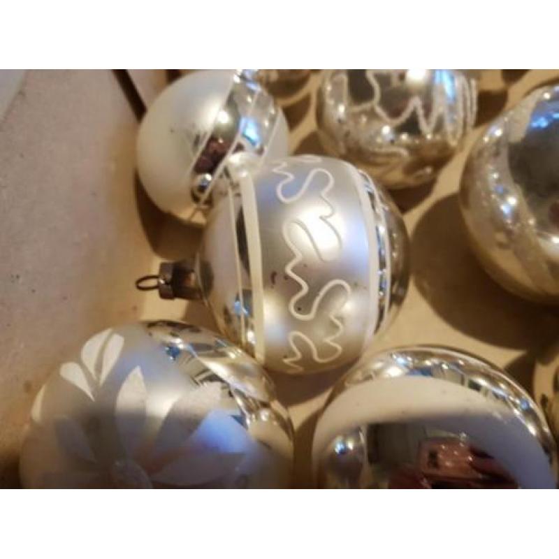 12 oude glazen kerstballen zilver