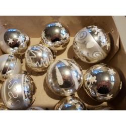 12 oude glazen kerstballen zilver