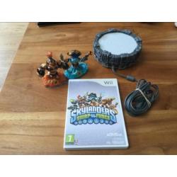 Wii skylanders swap force spelletje + station + 2 poppetjes