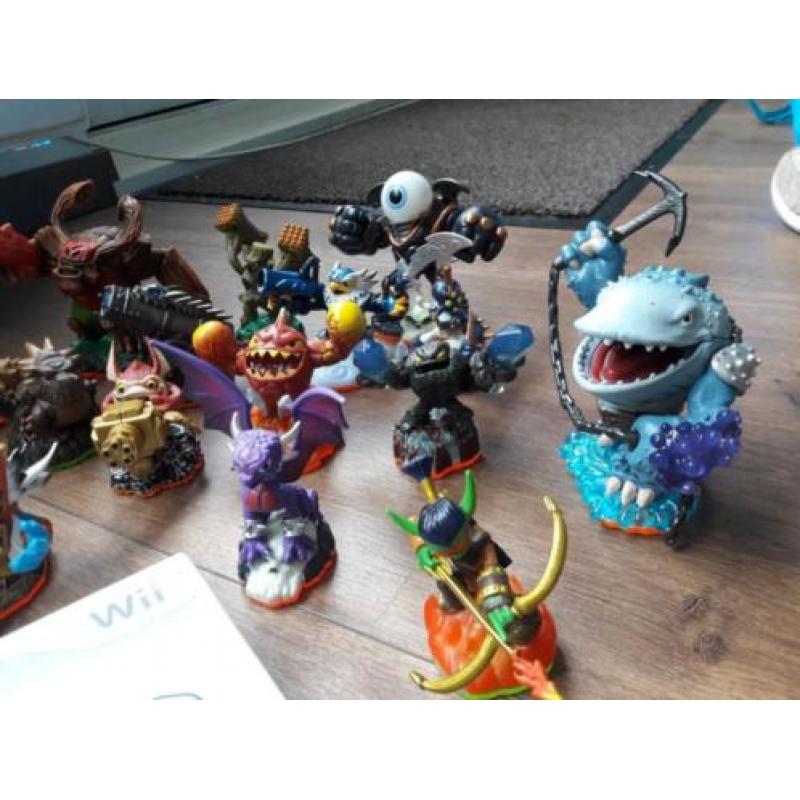 Wii spel met 16 skylanders en tas