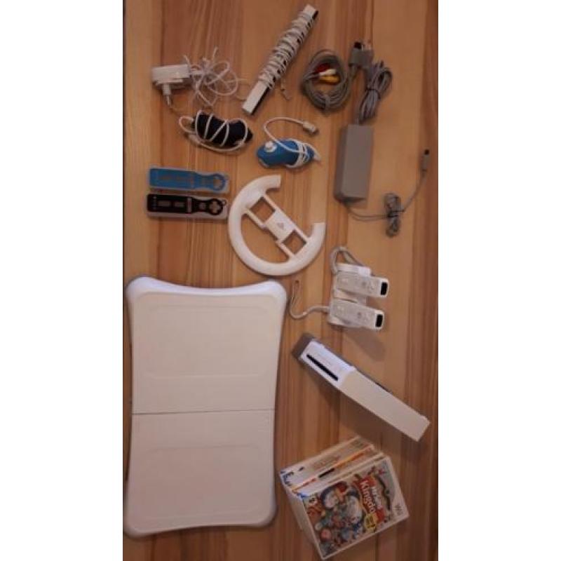 Nintendo Wii met allerlei accessoires en 8 spellen! !OPRUIM!