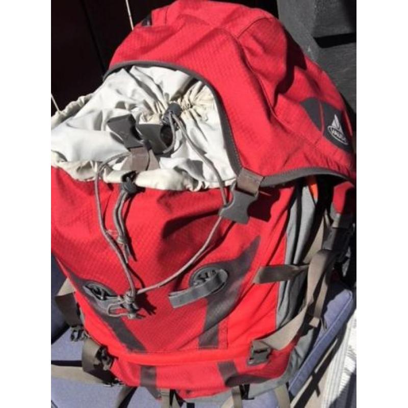 Ruime backpack van het merk: VAUDE 55 + 10 liter.......